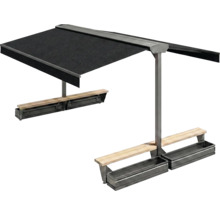 Groupe de sièges avec store, bancs en bois et jardinières