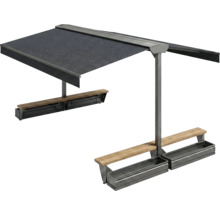 Coin salon couvert avec bancs et jardinières