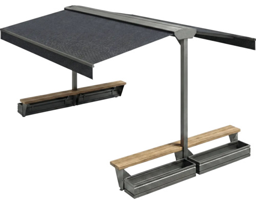 Coin salon couvert avec bancs et jardinières