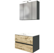 Modernes Badmöbel-Set mit Waschbeckenunterschrank in Eichenoptik, zwei Schubladen und dreitürigem Spiegelschrank mit LED-Leuchte.