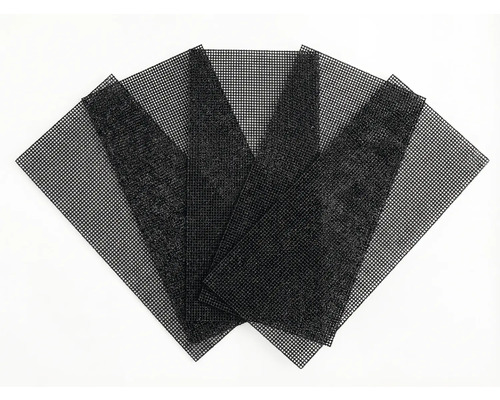 Plusieurs grilles en plastique noir