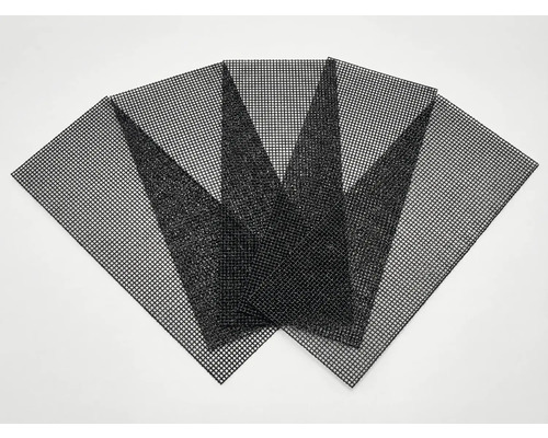 Plusieurs grilles en plastique noir