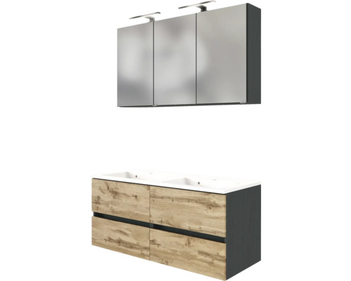 Badezimmermöbel-Set mit dreitürigem Spiegelschrank inklusive Beleuchtung und Doppelwaschtisch mit vier Schubladen in Eichenoptik.