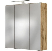 Dreitüriger Spiegelschrank mit Korpus in Eiche-Optik und einer LED-Aufsatzleuchte.
