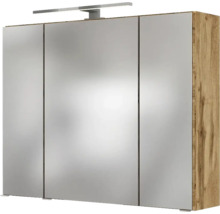 Dreitüriger Badezimmer-Spiegelschrank mit Korpus in Holzoptik und einer LED-Aufsatzleuchte.