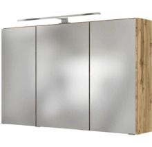 Dreitüriger Badezimmer-Spiegelschrank mit Korpus in Holzoptik und LED-Aufsatzleuchte.