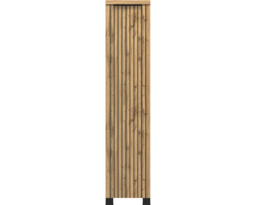 Armoire haute étroite aspect chêne avec lamelles verticales noires, poignée noire et pieds noirs.