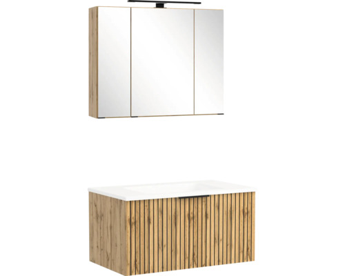 Badezimmermöbel Set mit dreitürigem Spiegelschrank, Beleuchtung und wandhängendem Waschtischunterschrank in Holzoptik mit Lamellen und Waschbecken.