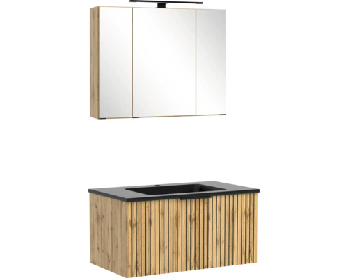 Badezimmermöbel-Set mit dreitürigem Spiegelschrank inklusive LED-Leuchte und Waschbeckenunterschrank in Eichenoptik mit vertikalen Lamellen.