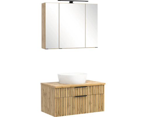 Badezimmer-Set mit dreitürigem Spiegelschrank, Beleuchtung, Waschtischunterschrank in Holzoptik mit Lamellen-Design und Waschschale.