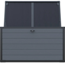 Geöffnete Gartenbox zur Aufbewahrung von Gartengeräten und Gartenmöbelauflagen