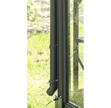 Vue détaillée d'une gouttière sur une serre