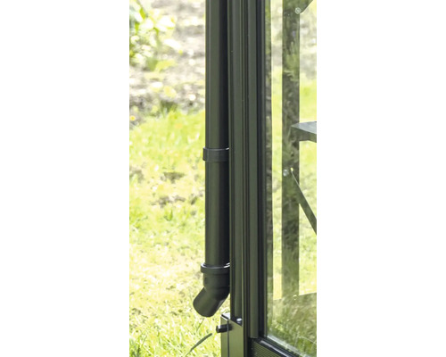 Vue détaillée d'une gouttière sur une serre