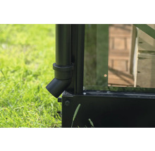 Gros plan d'une gouttière noire sur une serre.