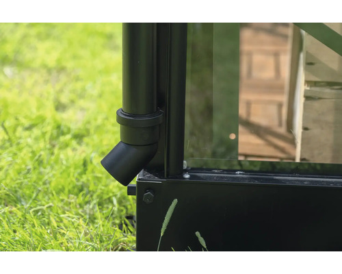 Gros plan d'une gouttière noire sur une serre.