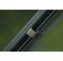 Vue détaillée d'une fixation de serre en métal sur une vitre