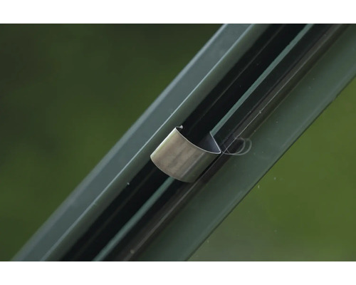 Vue détaillée d'une fixation de serre en métal sur une vitre