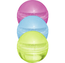 Trois boules de jardin colorées en plastique empilées les unes sur les autres