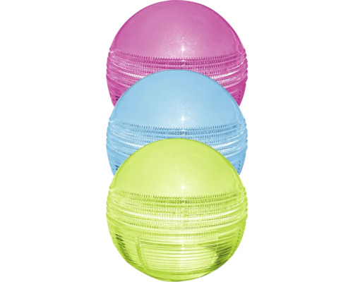 Trois boules de jardin colorées en plastique empilées les unes sur les autres