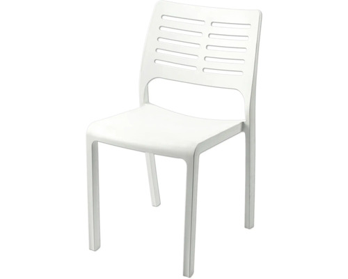 Chaise blanche en plastique avec dossier ajouré.