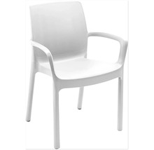 Chaise de jardin empilable en plastique blanc avec accoudoirs.