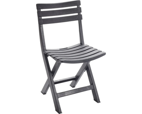 Chaise de jardin pliante avec dossier et assise à lattes en matériau sombre et résistant.
