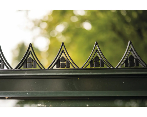 Vue détaillée d'une clôture avec des pointes décoratives