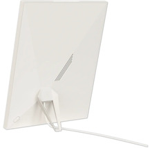 Vue arrière d'une lampe de luminothérapie moderne avec un dos facetté, un support intégré et un câble d'alimentation.