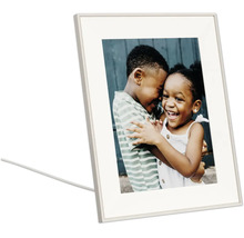 Cadre photo numérique affichant une photo de deux enfants qui rient et s'enlacent.