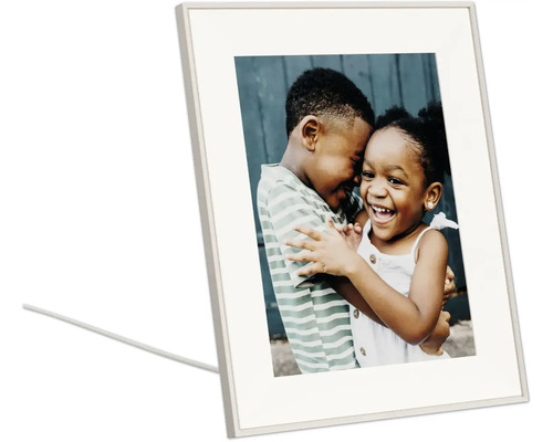Cadre photo numérique affichant une photo de deux enfants qui rient et s'enlacent.