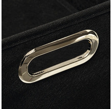 Poignée métallique sur surface textile noire