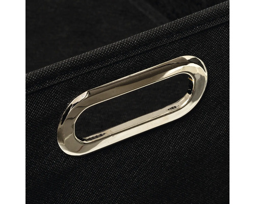 Poignée métallique sur surface textile noire