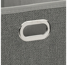 Gros plan d'une boîte de rangement grise avec poignée