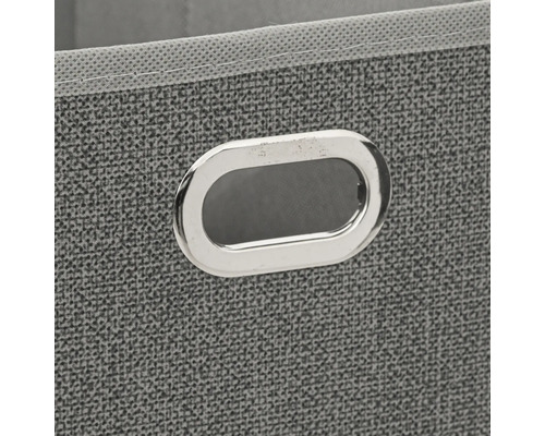 Gros plan d'une boîte de rangement grise avec poignée