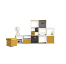 Aménagement de pièce avec étagère, lampe et tabouret