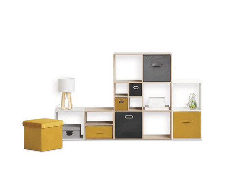 Aménagement de pièce avec étagère, lampe et tabouret