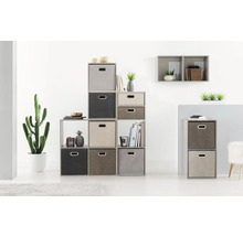 Étagère avec plusieurs compartiments et différentes boîtes de rangement dans une pièce lumineuse.