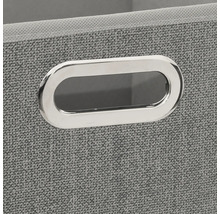 Gros plan d'une boîte de rangement grise avec poignée