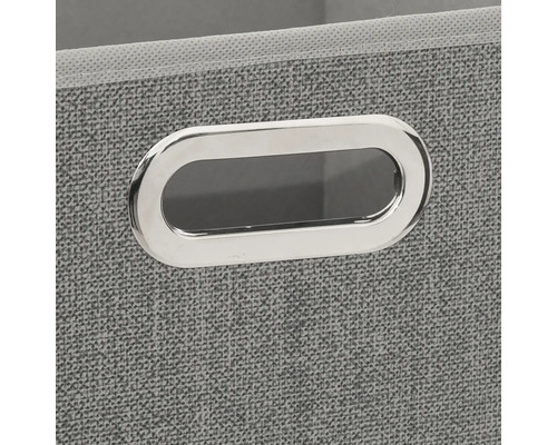 Gros plan d'une boîte de rangement grise avec poignée