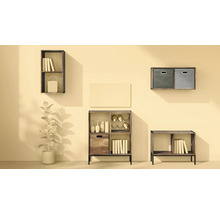 Diverses étagères murales en bois avec objets de décoration et livres