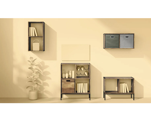 Diverses étagères murales en bois avec objets de décoration et livres