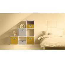 Chambre à coucher avec système d'étagères, boîtes de rangement et lit