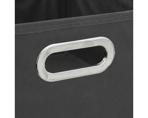 Gros plan d'une boîte de rangement grise avec une poignée.