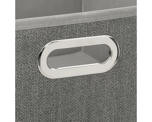 Gros plan d'une boîte de rangement grise avec une poignée argentée