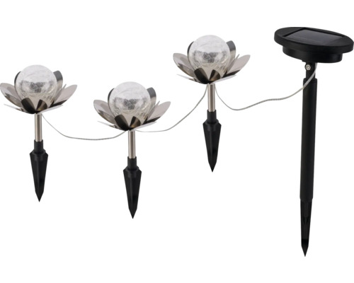 Lot de trois lampes solaires de jardin en forme de lotus avec boules en verre craquelé et panneau solaire déporté muni de piquets de sol.