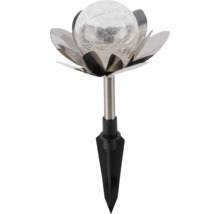 Lampe solaire de jardin en forme de lotus avec sphère en verre craquelé, pétales en métal et piquet de terre noir.