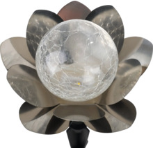 Lampe solaire de jardin en forme de fleur de lotus en métal avec une boule en verre craquelé.