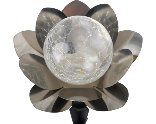 Lampe solaire de jardin en forme de fleur de lotus en métal avec une boule en verre craquelé.