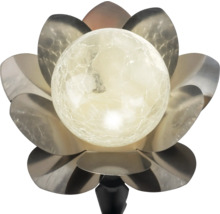 Lampe solaire de jardin en forme de fleur de lotus avec une boule en verre craquelé et des pétales en métal.