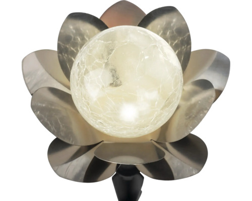 Lampe solaire de jardin en forme de fleur de lotus avec une boule en verre craquelé et des pétales en métal.